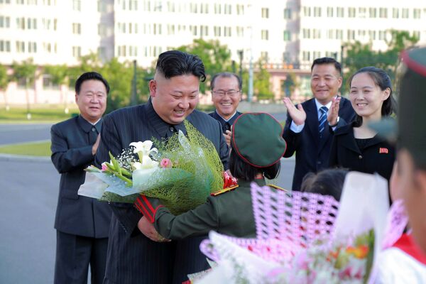 کیم جونگ اون رهبر کره شمالی با دسته گل در هشتمین اجلاس اتحادیه  کودکان کره در پیونگ یانگ - اسپوتنیک ایران  