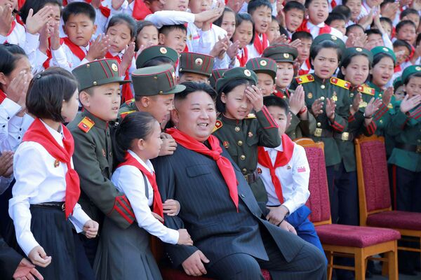 کیم جونگ اون رهبر کره شمالی با شرکت کنندگان  هشتمین اجلاس اتحادیه  کودکان کره در پیونگ یانگ - اسپوتنیک ایران  