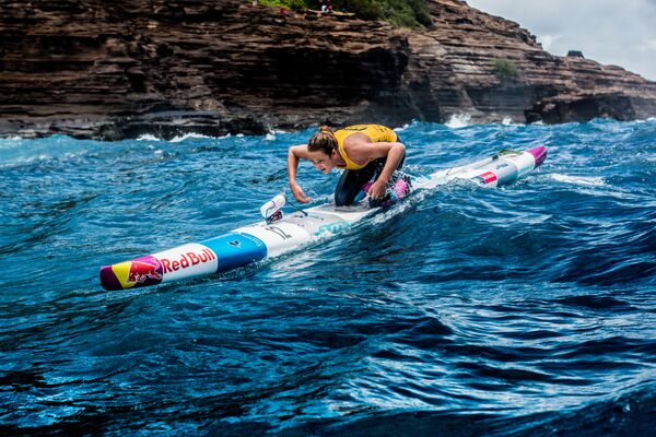 ورزشکار در حال شناوری از مولوکای به اوآهو روی پدل بورد در هاوایی - اسپوتنیک ایران  