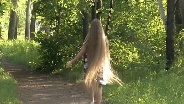 به گزارش اسپوتنیک، نینا بایچکووا دختر 12 ساله از شهر ناواسیبیرسک در روسیه، در طی این دوازه سال یک بار نیز موهای خود (به جز چتری های جلوی صورت) خود را کوتاه نکرده است.  هم اکنون طول موهای او به 139 سانتی متر می رسد.  نام نینا، به عنوان بلند مو ترین دختر روسیه در کتاب رکوردهای روسیه ثبت شده است. اکنون این دختربچه امیدوار به شکستن رکورد جهانی گینس در رده سنی کمتر از 18 سال است. - اسپوتنیک ایران  
