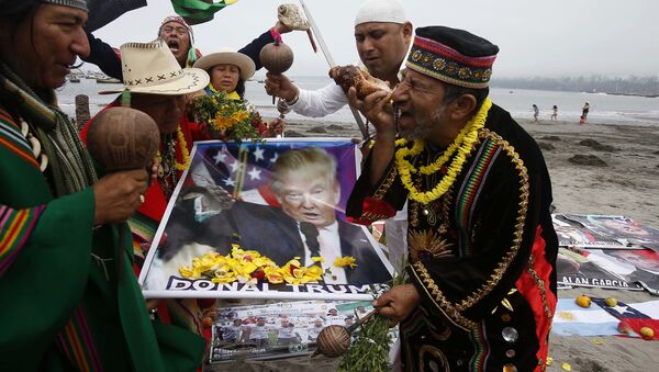 Шаманы Перу с постером, изображающим Дональда Трампа. Архивное фото - اسپوتنیک ایران  
