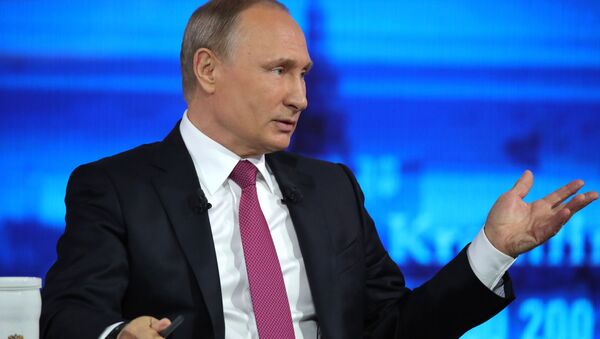 Президент РФ Владимир Путин отвечает на вопросы россиян во время ежегодной специальной программы Прямая линия с Владимиром Путиным - اسپوتنیک ایران  