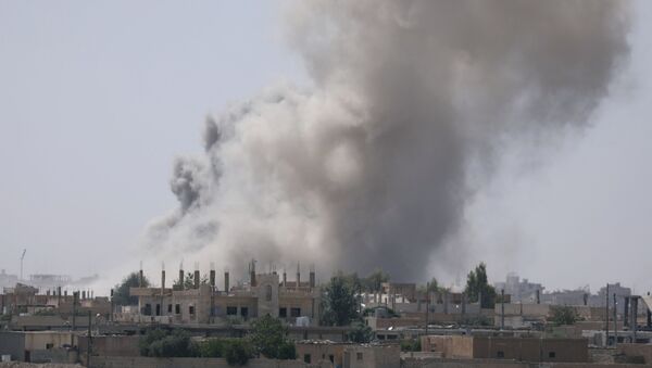 Дым над юго-восточной окраиной Ракки, Сирия - اسپوتنیک ایران  