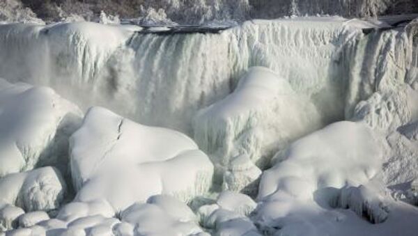 بخشهای از آبشارا نیاگارا مشهورترین آبشار در شمال آمریکا یخ زد. - اسپوتنیک ایران  