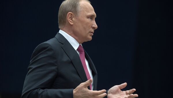 Президент РФ Владимир Путин отвечает на вопросы журналистов после ежегодной специальной программы Прямая линия с Владимиром Путиным - اسپوتنیک ایران  