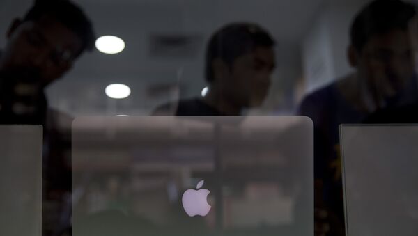 Indian customers check an apple laptop at a store in New Delhi, India, Tuesday, May 17, 2016. - اسپوتنیک ایران  