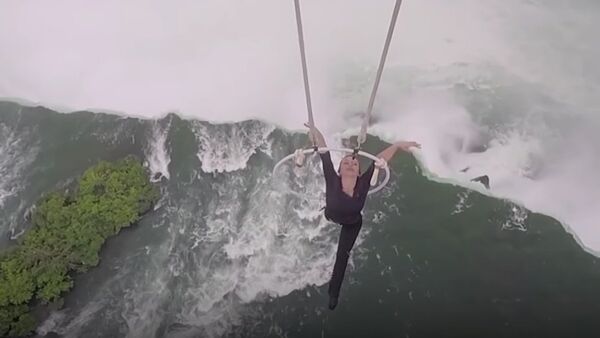 حلق آویزی یک زن بر فراز آبشار نیاگارا (ویدئو) - اسپوتنیک ایران  