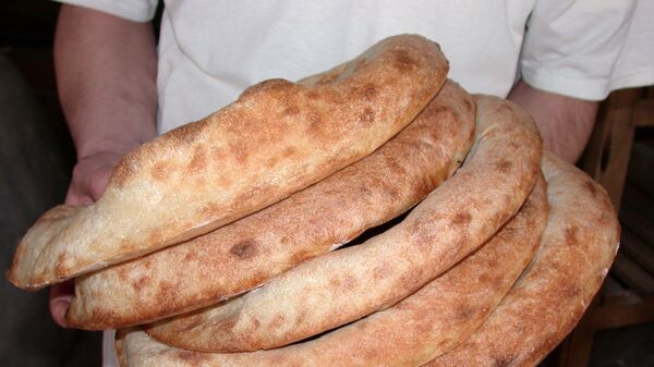 افزایش شمار نانواهای خیری که نان رایگان به افراد نیازمند می دهند +عکس - اسپوتنیک ایران  