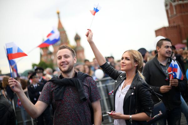 تماشاچیان در کنسرت جشن به مناسبت «روز روسیه» در میدان سرخ - اسپوتنیک ایران  