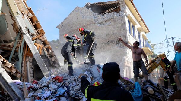 Разбор завалов после землетрясения на греческом острове Лесбос - اسپوتنیک ایران  