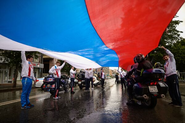 شرکت کنندگان میتینگ به مناسبت جشن «روز روسیه» در میدان لنین در نووسیبیرسک - اسپوتنیک ایران  