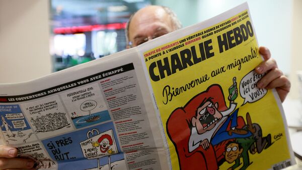 Читатель с газетой Charlie Hebdo - اسپوتنیک ایران  