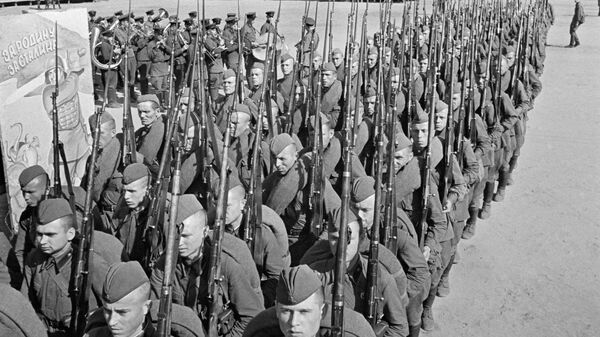 Мобилизация. Колонны бойцов движутся на фронт. Москва, 23 июня 1941 года. - اسپوتنیک ایران  