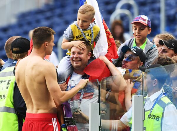 دیمیتری پولوز بازیکن تیم ملی فوتبال روسیه در حال گفتگو با هواداران این تیم پس از پیروزی در برابر نیوزیلند در جام کنفدراسیون ها - اسپوتنیک ایران  