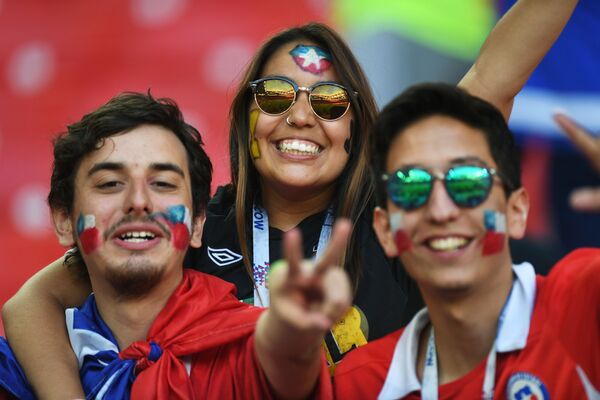 هواداران تیم ملی فوتبال شیلی در ورزشگاه اسپارتاک پیش از دیدار تیم های کامرون و شیلی - اسپوتنیک ایران  