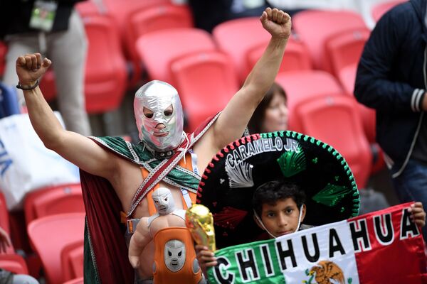 هواداران تیم ملی فوتبال مکزیک پیش از آغاز دیدار تیم های ملی پرتغال و مکزیک در جام کنفدراسیون های در روسیه - اسپوتنیک ایران  
