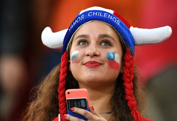 هوادار تیم ملی فوتبال شیلی پیش از آغاز بازی تیم های کامرون و شیلی در جام کنفدراسیون ها - اسپوتنیک ایران  