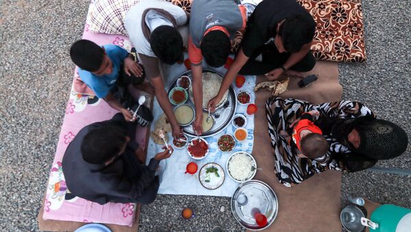 Прием пищи во время священного месяца Рамадан в лагере беженцев в Ираке - اسپوتنیک ایران  