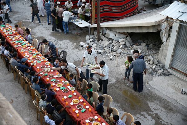 افطار در زمان ماه مبارک رمضان در حومه دمشق، سوریه - اسپوتنیک ایران  