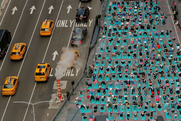 مردم در حال ورزش یوگا در فلش ماب سالانه  در پارک تایمز اسکوئر نیویورک - اسپوتنیک ایران  