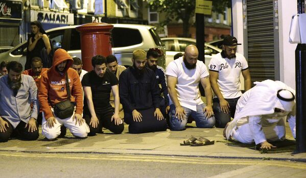 مومنان در حال دعا در محلی که کامیون در مجاورت مسجد در شمال لندن مردم را زیر گرفت - اسپوتنیک ایران  