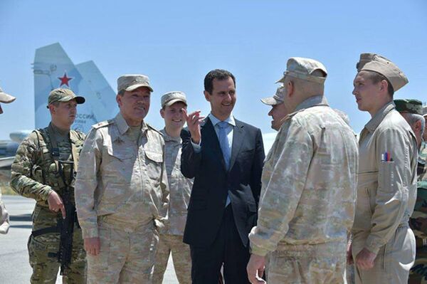 بشار اسد رئیس جمهور سوریه در زمان بازدید از پایگاه هوایی نیروی هوافضای روسیه در حمیمیم - اسپوتنیک ایران  