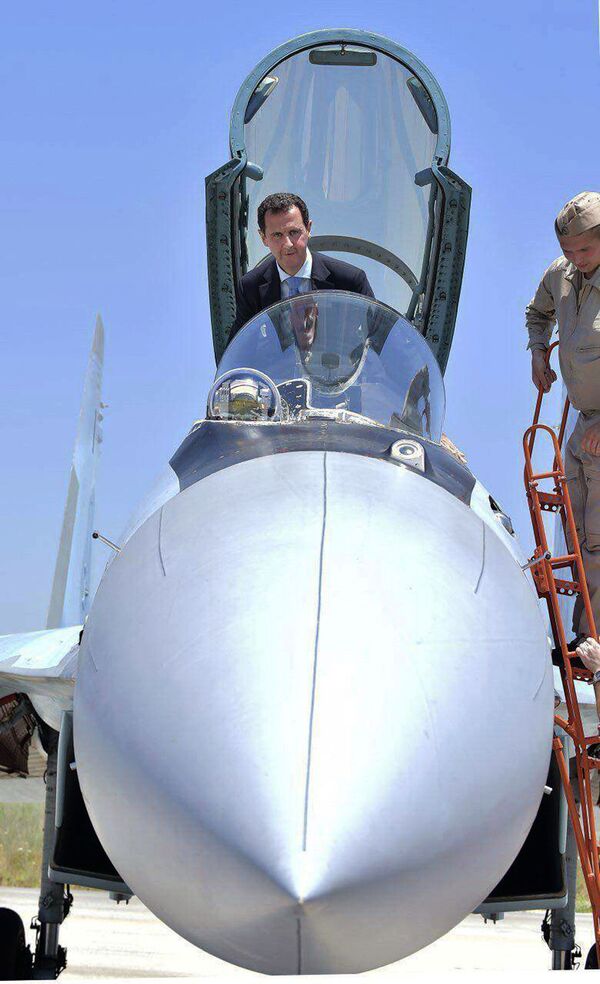 بشار اسد رئیس جمهور سوریه در زمان بازدید از پایگاه هوایی نیروی هوافضای روسیه در حمیمیم - اسپوتنیک ایران  