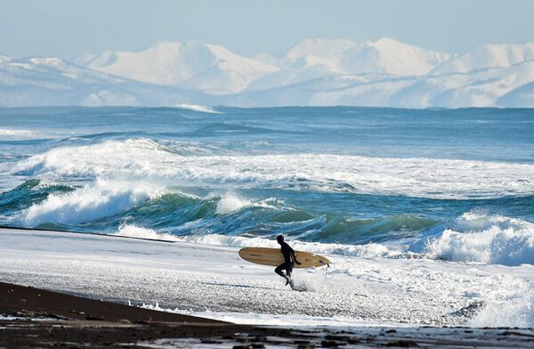 کاری از یوری اسمیتیوک، عکاس روس از سری «موج سواری زمستانی در ساحل اقیانوس آرام روسیه» - اسپوتنیک ایران  