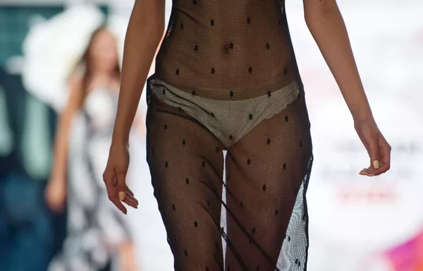 مدل نمایش لباس در هفته مد کریمه CrimeanFashionWeek در شهر سواستوپل - اسپوتنیک ایران  