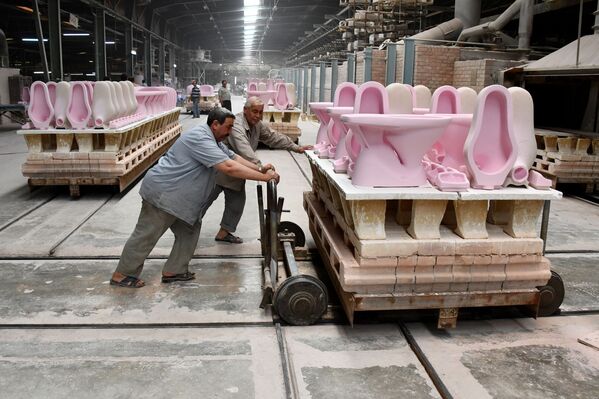 کارگران در کارخانه ساخت محصولات سرامیکی در شهر حما در سوریه - اسپوتنیک ایران  