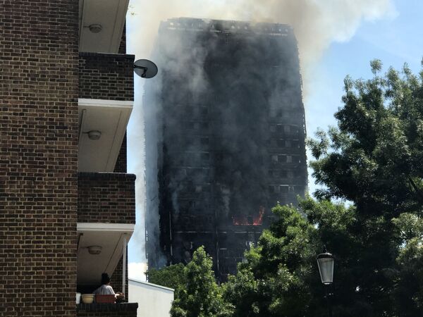 آتش سوزی در یک ساختمان چند طبقه در لندن - اسپوتنیک ایران  