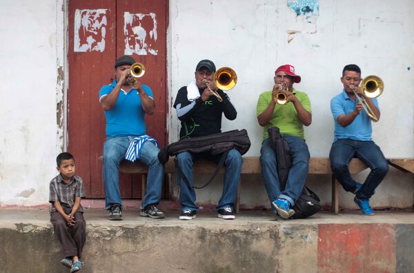 نواختن موسیقی در خیابان ها به مناسبت گرامیداشت جشن سن خوآن در نیکاراگوئه - اسپوتنیک ایران  