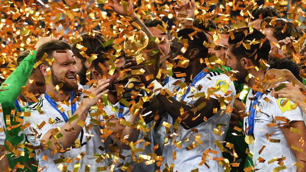 فوتبالیست های آلمان در مراسم اهدای جام کنفدراسیون - اسپوتنیک ایران  