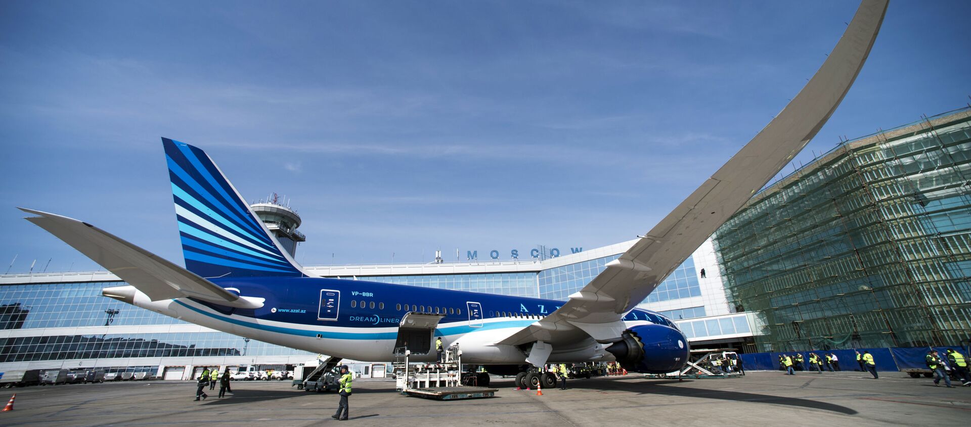 Самолет Boeing 787 Dreamliner компании Азербайджанские авиалинии в аропорту Домодедово - اسپوتنیک ایران  , 1920, 07.07.2017
