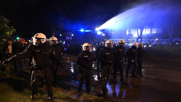 Полицейские во время разгона водометами противников саммита G20 в Гамбурге - اسپوتنیک ایران  