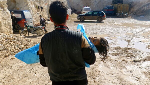 Мужчина выносит тело маленькой девочки после химической атаки в Хан-Шейхуне, Сирия - اسپوتنیک ایران  
