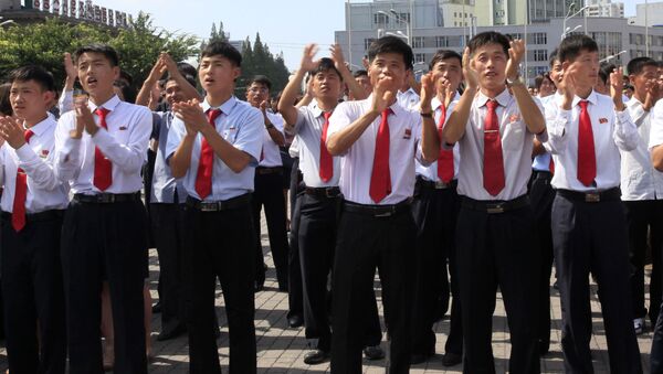 Жители на вокзале в Пхеньяне во время просмотра новости о запуске баллистической ракеты в КНДР - اسپوتنیک ایران  