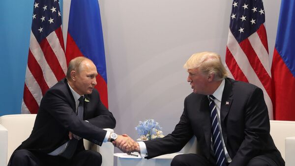Президент РФ Владимир Путин и президент США Дональд Трамп во время встречи на полях саммита лидеров Группы двадцати G20 в Гамбурге - اسپوتنیک ایران  