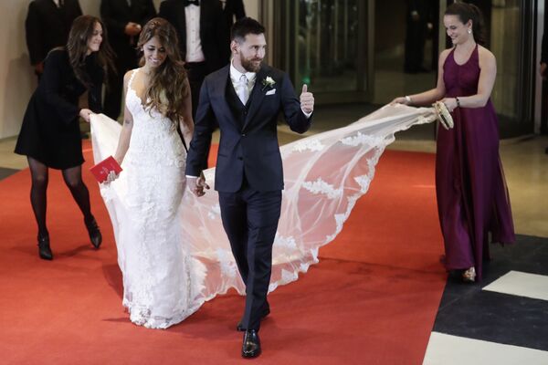 لئونل مسی و همسرش آنتونلا رکوتسو در مراسم  ازدواجشان در روساریو، آرژانتین - اسپوتنیک ایران  