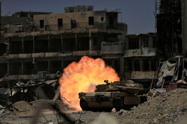 تیراندازی تانک به سمت شبه نظامیان در موصل عراق - اسپوتنیک ایران  