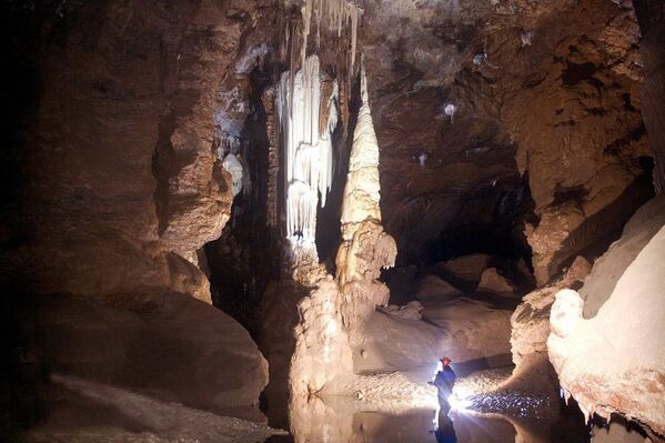 غار Blauhöhle در دامنه کوه های سوآبین آلب در آلمان - اسپوتنیک ایران  