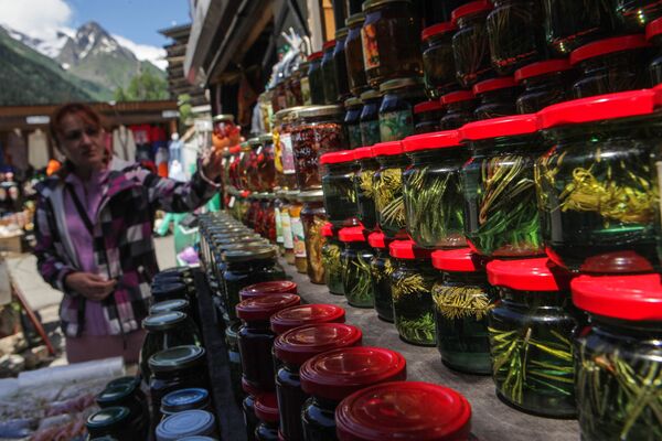 فروش مربا در بازار قصبه دومبای - اسپوتنیک ایران  