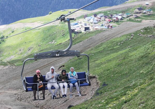 گردشگران در تله کابین استراحتگاه کوهستانی چهار فصل دومبای - اسپوتنیک ایران  