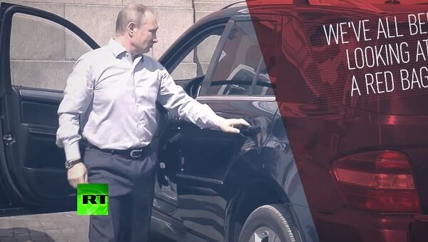 پوتین برای چه کسی درب ماشین را باز کرد؟ بانوی قرمز پوش کیست؟ + ویدئو - اسپوتنیک ایران  
