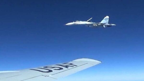 Сближение российского Су-27 с самолетом-разведчиком США RC-135U - اسپوتنیک ایران  