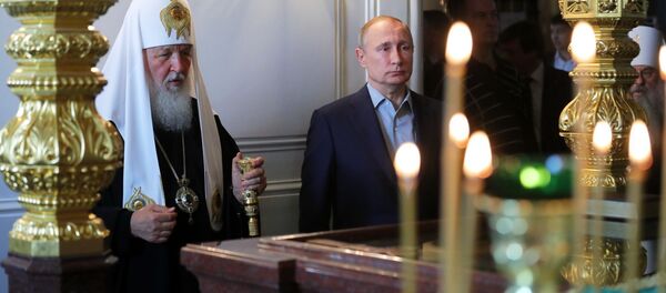 Президент РФ Владимир Путин и патриарх Московский и всея Руси Кирилл (слева) в Спасо-Преображенском соборе Валаамского монастыря Президент РФ Владимир Путин и патриарх Московский и всея Руси Кирилл (слева) в Спасо-Преображенском соборе Валаамского монастыря - اسپوتنیک ایران