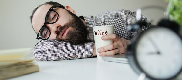 مرد کارمند در حال خواب مرد کارمند در حال خواب - اسپوتنیک ایران