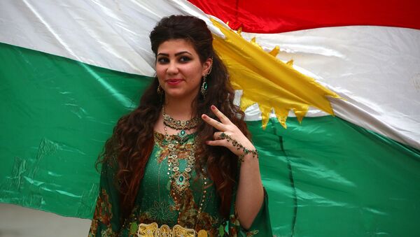 Сирийская курдка на показе традиционной курдской одежды в сирийском городе Эль-Камышлы - اسپوتنیک ایران  