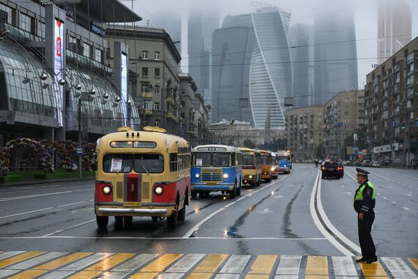 کاروان اتوبوس های کمیاب هنگام رژه فن آوری های قدیمی، به مناسب روز حمل و نقل مسکو - اسپوتنیک ایران  