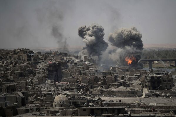 حملات هوایی به تروریست های داعش در منطقه شهر قدیمی موصل عراق - اسپوتنیک ایران  